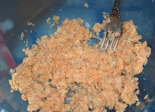 1. Этап. Быстрый рыбный пирог: Откройте банку с рыбной консервой, слейте с нее лишнюю жидкость и выложите содержимое в миску. Разомните рыбу при помощи вилки.