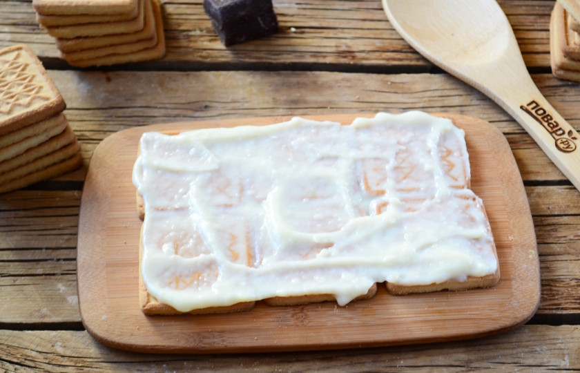 1. Этап. Торт из печенья с заварным кремом: На блюдо или поднос выложите печенье по 3 шт. в два ряда. Я решила сделать небольшой тортик, а вы можете выбирать любой размер. Смажьте первый слой кремом.