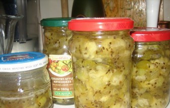 1. Этап. Варенье из крыжовника с желатином: 6. Разливаем еще горячий конфитюр по стерильным баночкам и закатываем на зиму. Все!