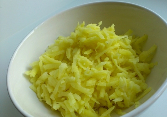 1. Этап. Драники с сыром: Первым делом, конечно же, нам необходимо натереть картофель. Поэтому мы чистим его, тщательно моем и трем на крупной терке.