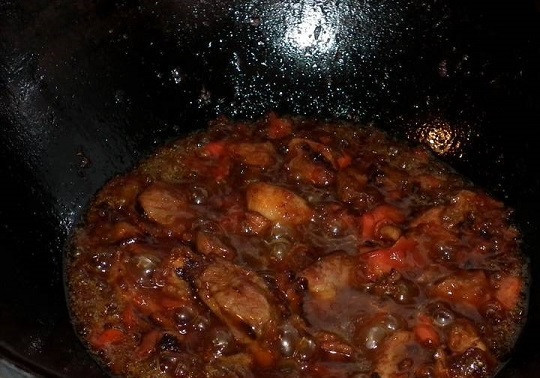 1. Этап. Плов с картошкой: 3. Вымыть и нарезать маленькими кусочками помидор. Отправить его в казан и обжарить пару минут, чтобы он отдал свою кислинку. При желании можно использовать также томатную пасту.