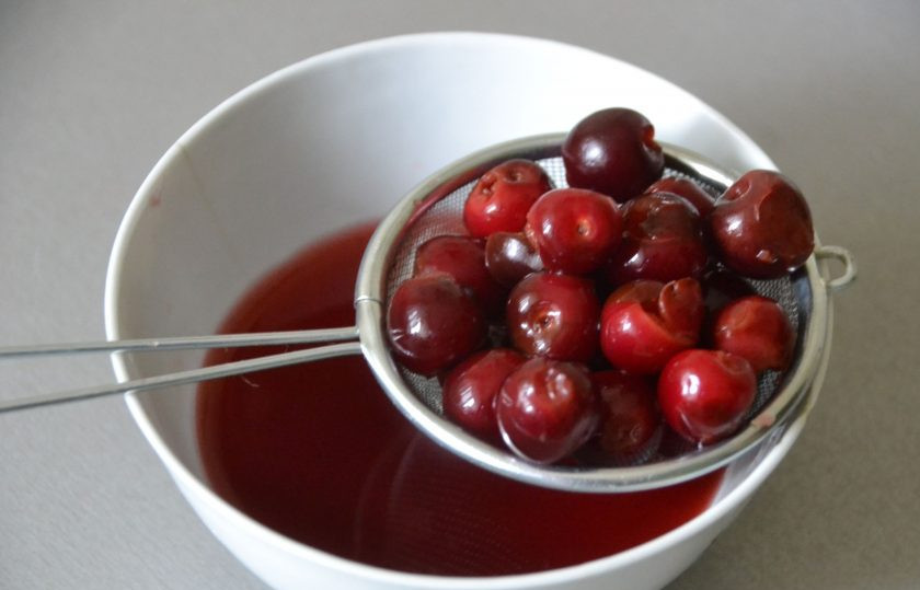 1. Этап. Конфеты Вишня в шоколаде: Через 12 часов коньяк слейте.