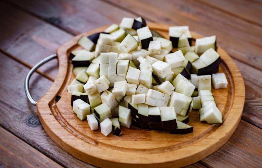 1. Этап. Баклажаны тушеные с картошкой и мясом: Баклажан нарежьте небольшими кубиками.