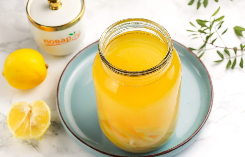 1. Этап. Настойка лимонная Скороспелая: Влейте качественную водку без горького послевкусия до краев емкости.