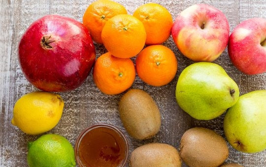 1. Этап. Зимний фруктовый салат: 1. Для приготовления фруктового зимнего салата, подготовьте все фрукты: промойте и очистите их от кожуры.