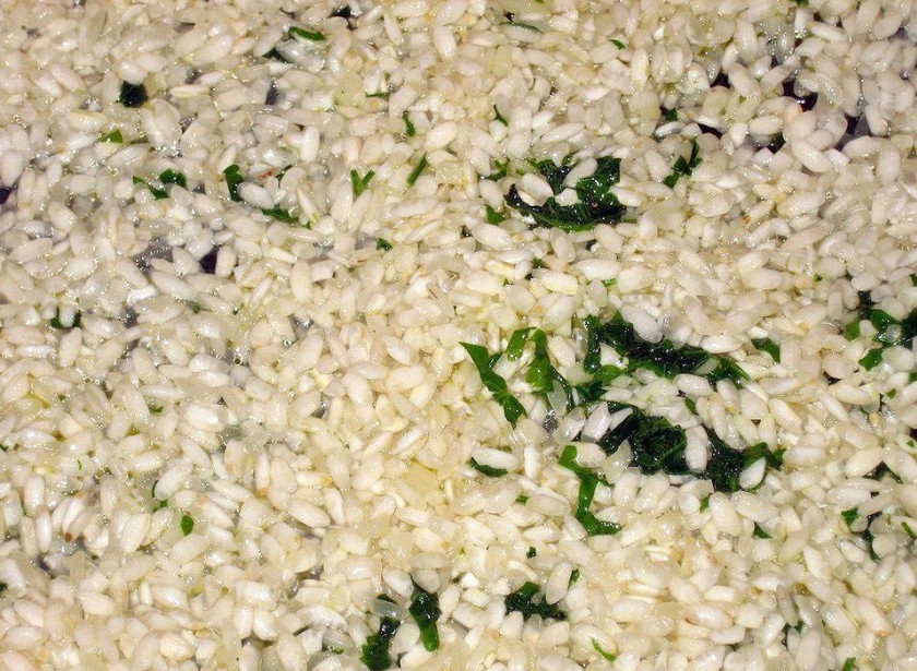 1. Этап. Ризотто классическое: Добавляем промытый рис, жарим вместе 4-5 минут, постоянно помешивая.