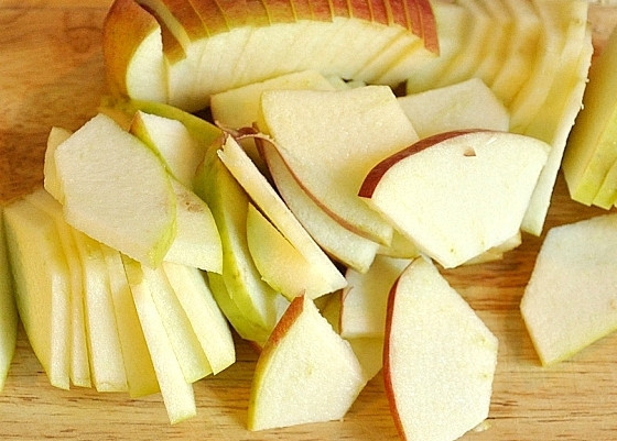 1. Этап. Квашеная капуста по-немецки: У яблок удалим сердцевину и порежем тонкими дольками.