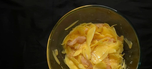 1. Этап. Картофельная запеканка с сыром на сковороде: Натрите овощерезкой замороженное куриное филе Картофель очистите и так же натрите овощерезкой, затем замочите его в воде на несколько минут, чтобы убрать лишний крахмал. В миске взбейте 3 яйца, добавьте щепотку чёрного перца, нарезанное куриное филе, 1 чайную ложку соли и 2 столовые ложки муки. Всё хорошо перемешайте. Добавьте натёртый и отжатый картофель в яичную смесь, затем тщательно перемешайте.