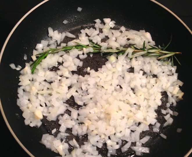 1. Этап. Говядина с кабачками: Нагреваем в сковороде небольшое количество оливкового масла и обжариваем на нем мелко нарезанный репчатый лук и чеснок, добавляем веточку розмарина.