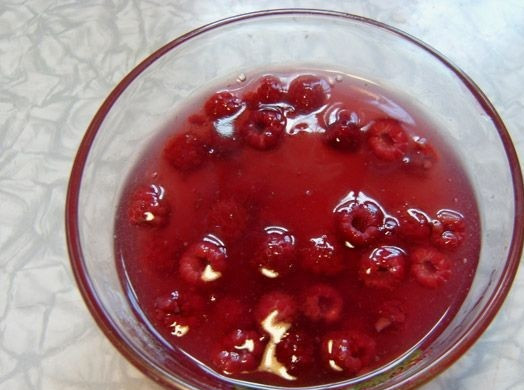 1. Этап. Биточки с киселем: 2. Тем временем можно заняться киселем. Для это нужно вскипятить воду, добавить туда ягоды и сахар по вкусу. В небольшом количестве воды развести крахмал и постепенно добавить к ягодам. Немного проварить до загустения. Затем снять с огня и оставить, чтобы кисель остыл.