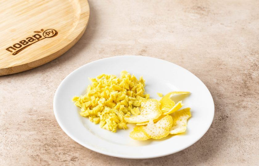 1. Этап. Имбирный квас: Имбирь очистите от кожуры. Затем мелко-мелко порубите, чтобы он выделил побольше сока. С лимона срежьте цедру.