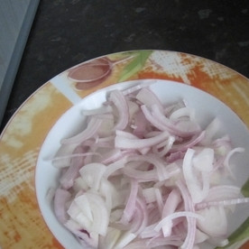 1. Этап. Салат Колизей: Лук нарезаем тонкими полукольцами.