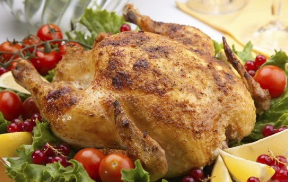 1. Этап. Курица, фаршированная овощами, в духовке: 5. Когда она будет готова, подавайте к столу. Заранее на блюдо следует выложить листья салата, а по бокам курицы можно разместить свежие овощи. Для такого блюда подойдут лимоны, помидоры-черри, зелень петрушки и листья салата. Презентацию делайте на ваше усмотрение.