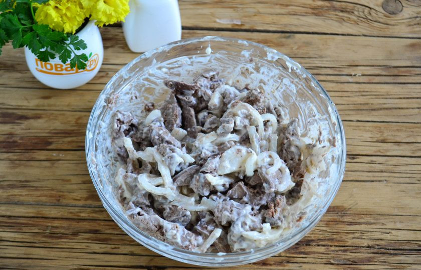 1. Этап. Салат из печени с маринованным луком: Заправьте салат майонезом. Досолите при необходимости.