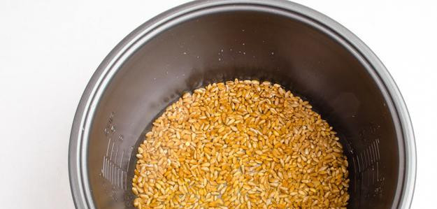 1. Этап. Сочиво в мультиварке: 2. Тщательно промываем перловую крупу и отправляем в емкость мультиварки. Варим ее до полной готовности.