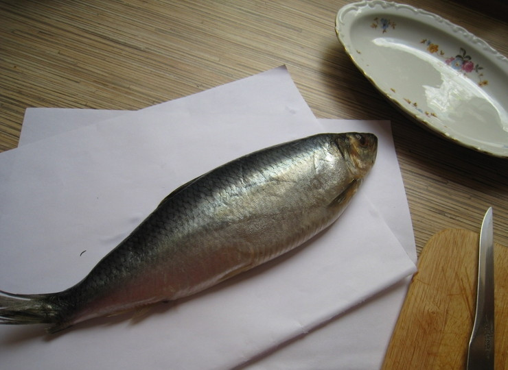 1. Этап. Селедка с картошкой: Берем рыбку (желательно икрянку), хорошенько ее промываем, отрезаем ей голову, вспарываем брюшко, очищаем от внутренностей и убираем икру.