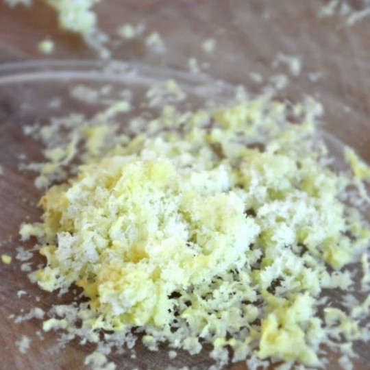 1. Этап. Куриные голени в глазури из джема: Мелко натираем свежий имбирь - должна получиться примерно 1 ч.л. имбиря.