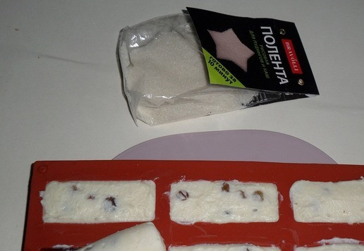 1. Этап. Творожный десерт с полентой и изюмом: Через 3 часа достаю силиконовую форму из морозильной камеры. Вынимаю творожно-рисовые 