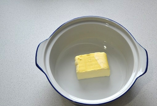 1. Этап. Профитроли с красной икрой: 2. Масло соедините с водой и поставьте на огонь.