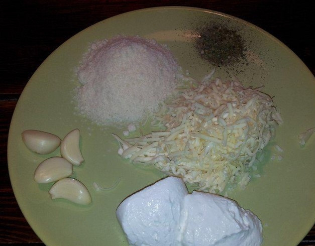 1. Этап. Мидии в духовке: 3. Для соуса натрите на терке два вида твердого сыра, несколько зубчиков чеснока. Добавьте к натертым грибам.