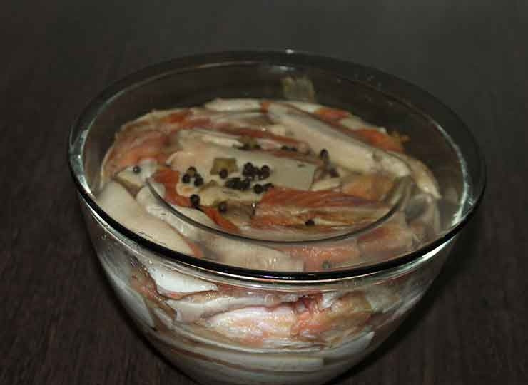 1. Этап. Засолка брюшек семги: Затем поставьте тарелку сверху плоскую и гнет на нее (вместо гнета подойдет банка с водой, например). Отправьте рыбу на сутки в холодильник.