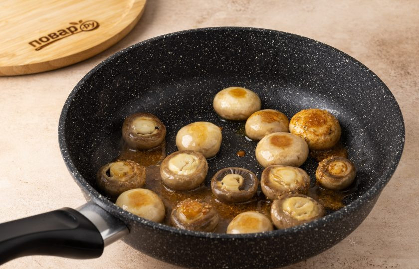 1. Этап. Шампиньоны в соусе карри: Полейте получившимся соусом грибы, перемешайте. Посолите и поперчите по вкусу. Готовьте около 10-12 минут на среднем огне, пока шампиньоны не станут румяными.