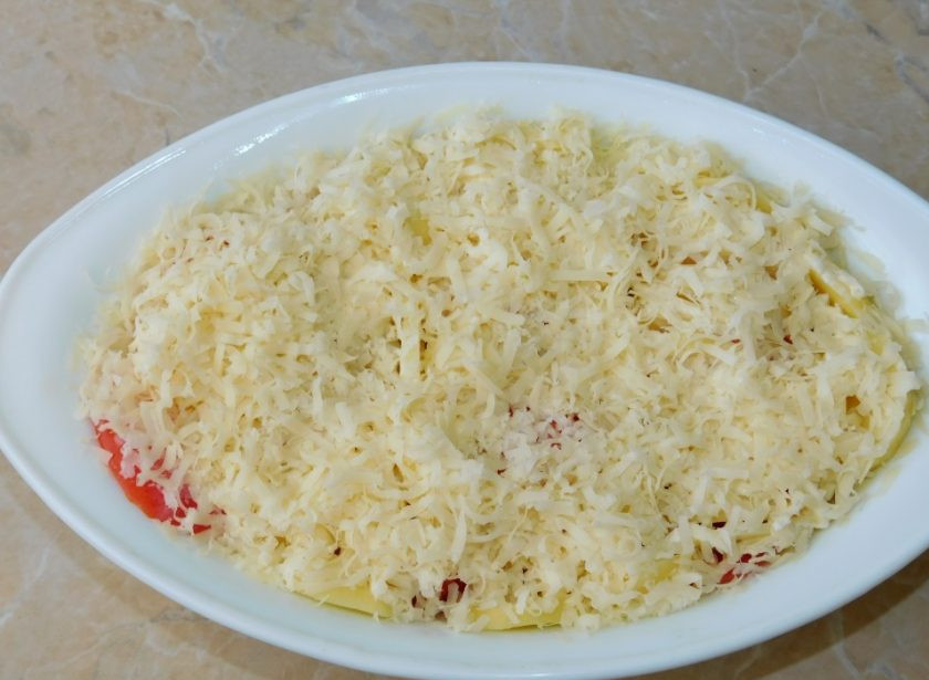 1. Этап. Запеканка из картофеля с помидорами: Полейте этой смесью картофель. Сверху посыпьте еще немного сыра. Поставьте в духовку при 180С минут на 40.