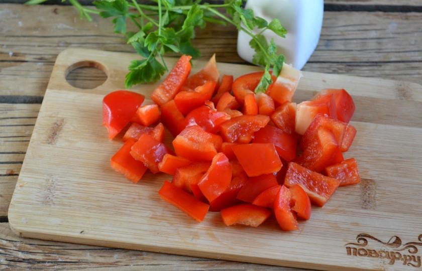 1. Этап. Курица в кисло-сладком соусе с ананасами: Болгарский перец очистите от семян и порежьте небольшими кусочками.