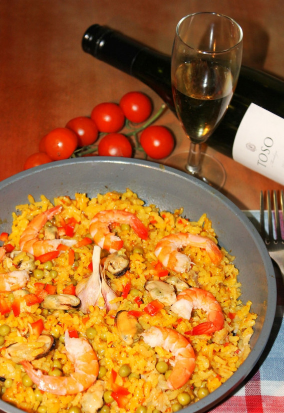 1. Этап. Паэлья маринара: Паэлью обычно подают в той же сковороде, в которой ее готовили
