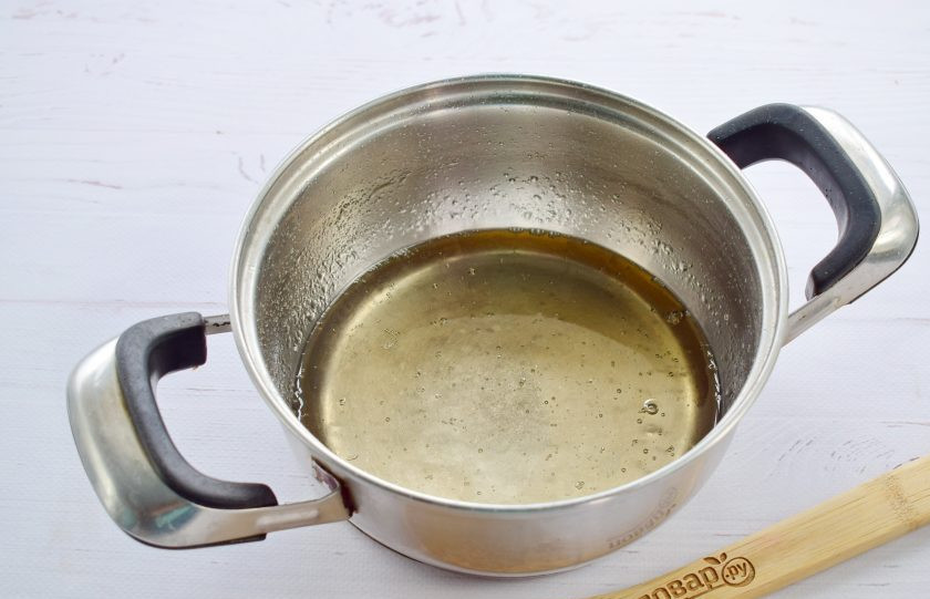 1. Этап. Халва: 2. В кастрюльке соедините масло, воду, сахар и ванилин. Доведите до кипения, варите в течение 5 минут. Снимите с огня.