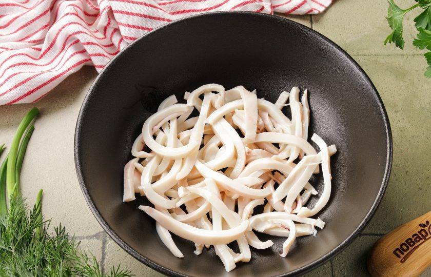 1. Этап. Салат с кальмаром, огурцом и грибами: Очищенные тушки кальмаров нарежьте колечками или соломкой.