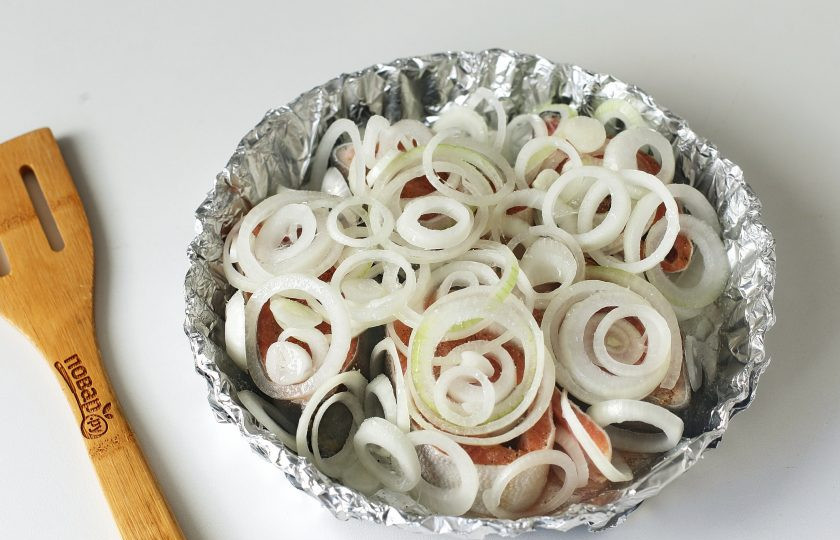 1. Этап. Горбуша с луком в духовке: Сверху накройте рыбу 