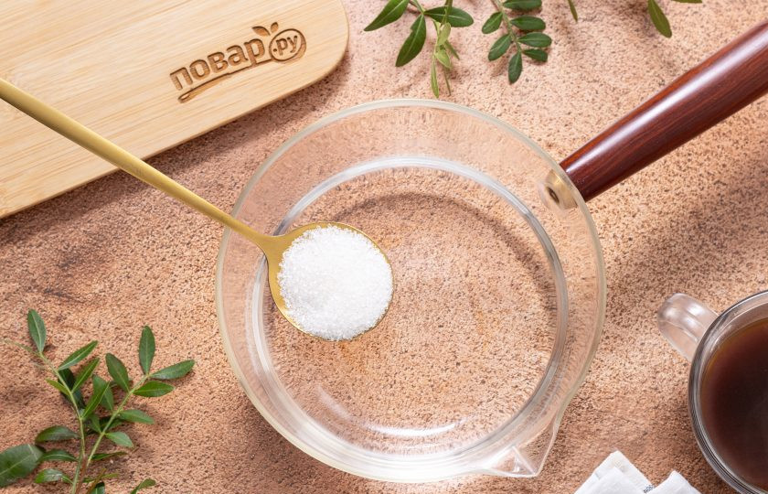 1. Этап. Кофейная гранита: В сотейнике смешайте воду с сахаром и доведите до кипения. Проварите до растворения сахара.