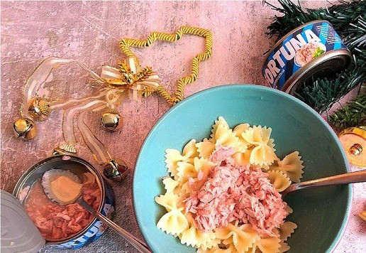 1. Этап. Салат с консервированным тунцом и фарфалле: Ложкой-шумовкой, давая стечь жидкости