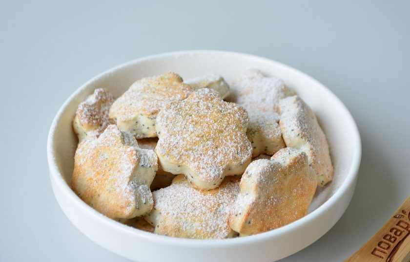 1. Этап. Коржики Маковые: 9. Готовые маковые коржики притрусите сахарной пудрой.