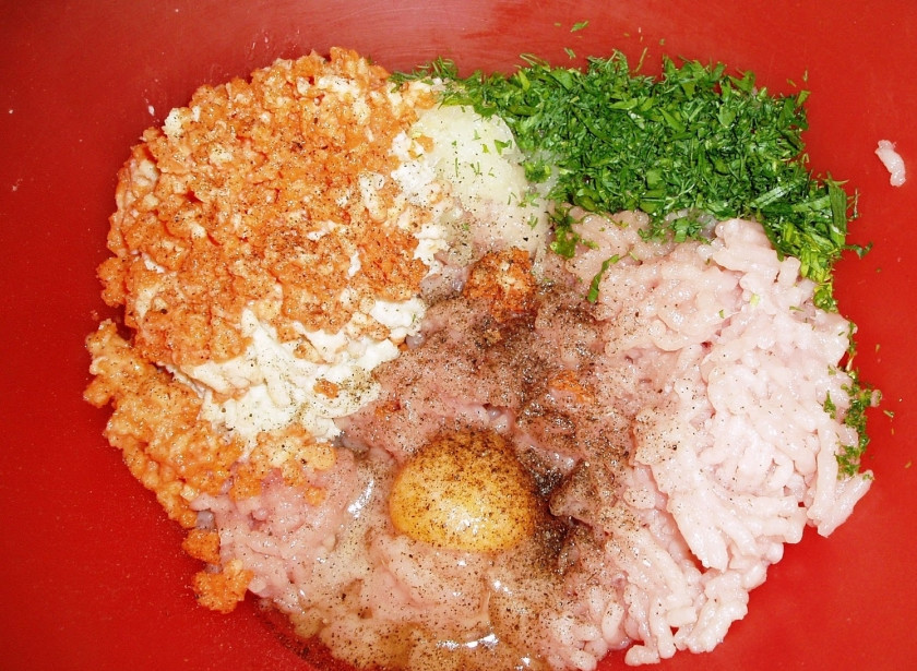 1. Этап. Зразы из кабачков с курицей: Куриное филе пропускаем через мясорубку. Также пропускаем морковь, лук, хлеб и чеснок. Соединяем все вместе, добавив часть измельченной зелени, яйцо соль и перец. Перемешиваем и ставим в холодильник на 30 минут.