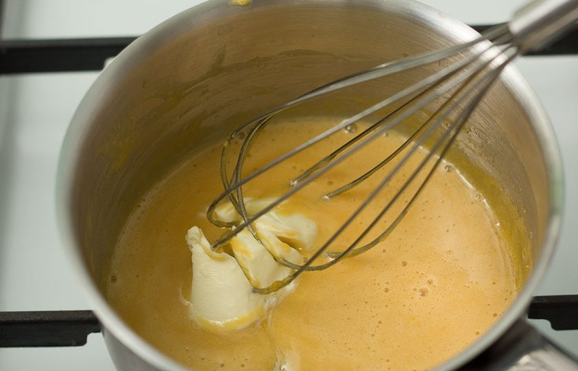 1. Этап. Соус Голландез: 6. Добавьте кусочек сливочного масла комнатной температуры, убавьте максимально огонь и варите желтки, растирая с маслом.