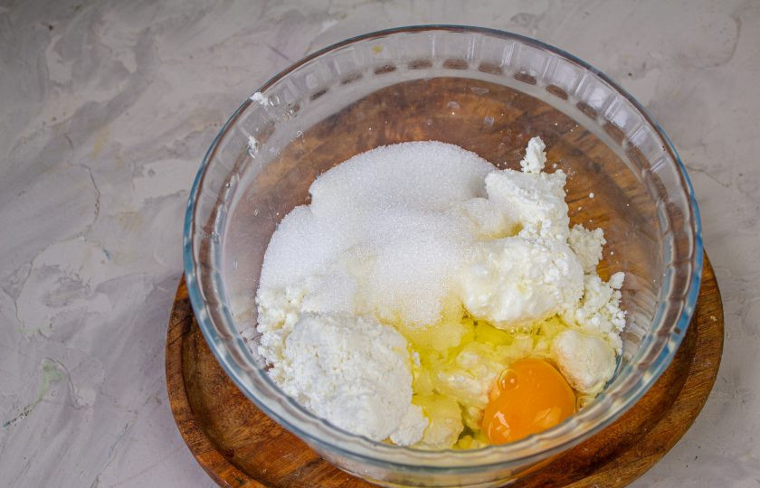 1. Этап. ПП пончики: В подходящую посуду переложите творог, яйца, сахарозаменитель и ванилин.