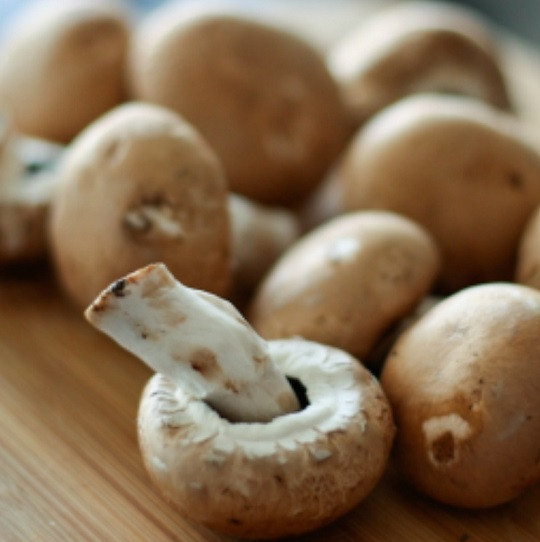 1. Этап. Постная пицца с грибами: 1. Первым делом нужно вымыть и очистить грибочки. Откинуть их на дуршлаг, чтобы стекла лишняя жидкость.