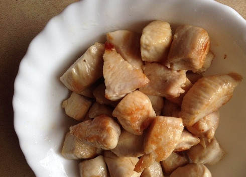 1. Этап. Курица в сливочном соусе с грибами: На сковороду добавим растительное масло и быстро обжариваем кусочки курицы. Убираем их со сковороды.