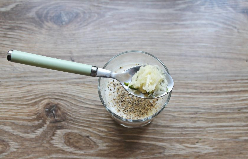 1. Этап. Гратен с беконом: В сливки добавьте перец и натертый на мелкой терке чеснок, перемешайте.