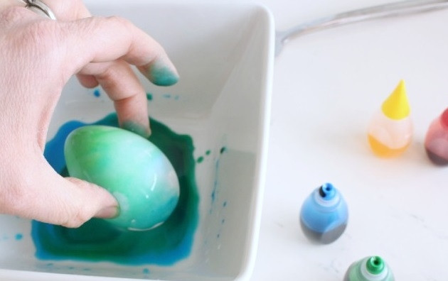 1. Этап. Оригинальные пятнистые яйца: 2. Не нужно стараться покрасить его все, достаточно получить легкий оттенок.