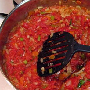 1. Этап. Сырный Тортеллини с мясным соусом: Выпариваем некоторое количество жидкости.