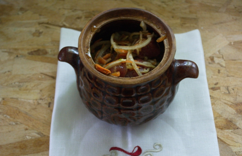 1. Этап. Мясо с овощами в горшочках: Дайте мясу промариноваться при комнатной температуре около 20 минут. Затем переложите его в горшочки.