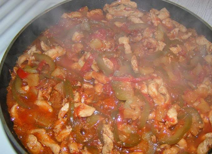 1. Этап. Курица по-китайски с ананасами: Когда курица будет почти готова, перекладываем ее на сковородку к овощам и все вместе тушим на медленном огне 10 минут. Теперь наша курочка готова, и можем подавать ее на стол. Приятного аппетита!