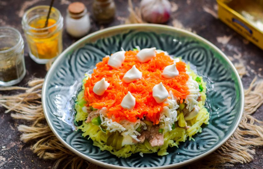 1. Этап. Салат из печени трески слоеный: Следующий слой - вареная морковь - натертая мелкой стружкой. Смажьте морковь майонезом.