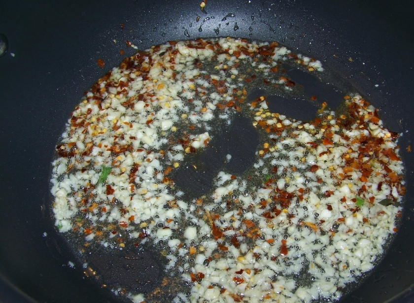 1. Этап. Свинина жареная с болгарским перцем: 2. На сковороду налить немного растительного масла и разогреть его как следует. Тем временем очистить и измельчить чеснок с имбирем. При желании их можно натереть на терке. Отправить в горячее масло и жарить буквально 1-2 минуты.