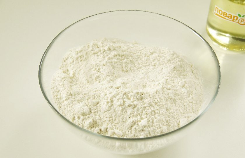 1. Этап. Узбекские слоеные лепешки: В глубокую миску просейте муку.