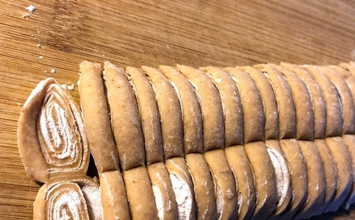 1. Этап. Печеночная лапша: Сворачиваем рулетом и нарезаем.