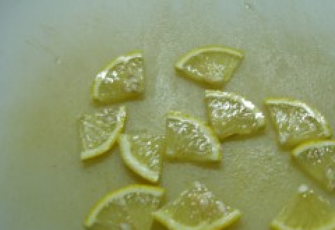 1. Этап. Солянка с курицей в мультиварке: Лимон режем дольками.